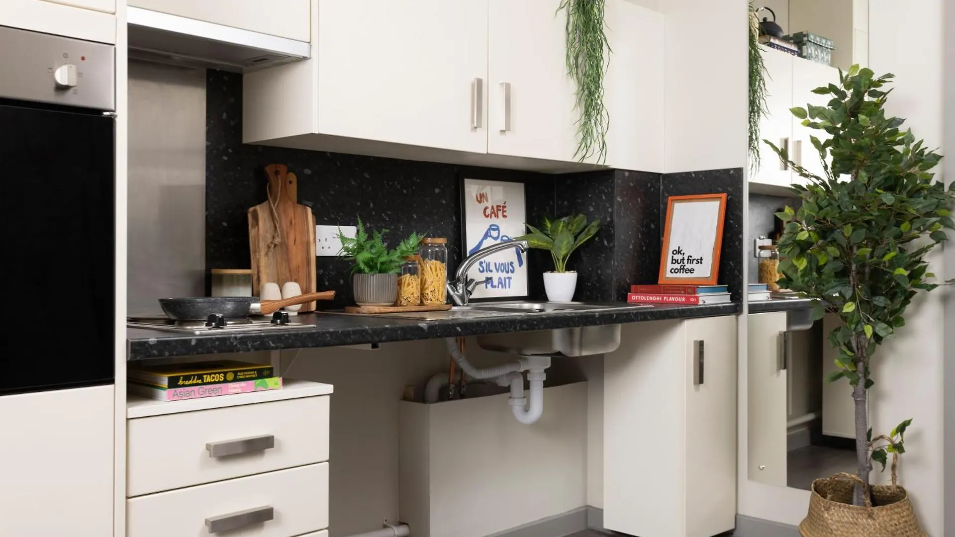 Unite Students - Salisbury Court Apartment Edinburgh 0*,  United Kingdom
